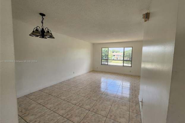 Building Photo - 9962 Twin Lakes Dr