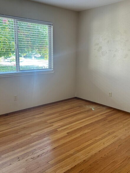 Building Photo - 715 Caliente Ave