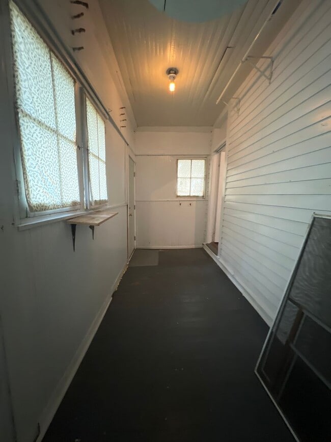 Building Photo - NEW KITCHEN & BATH REMODEL! Available Augu...