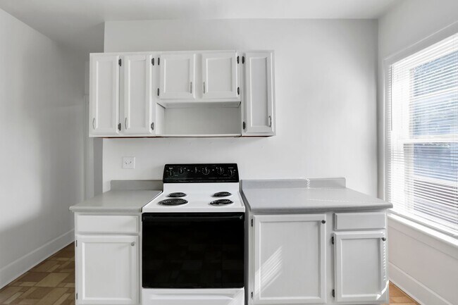 Building Photo - 461-463 Reinhard Ave