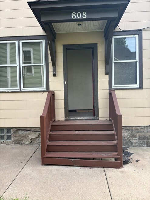 Building Photo - 808 W 5th St