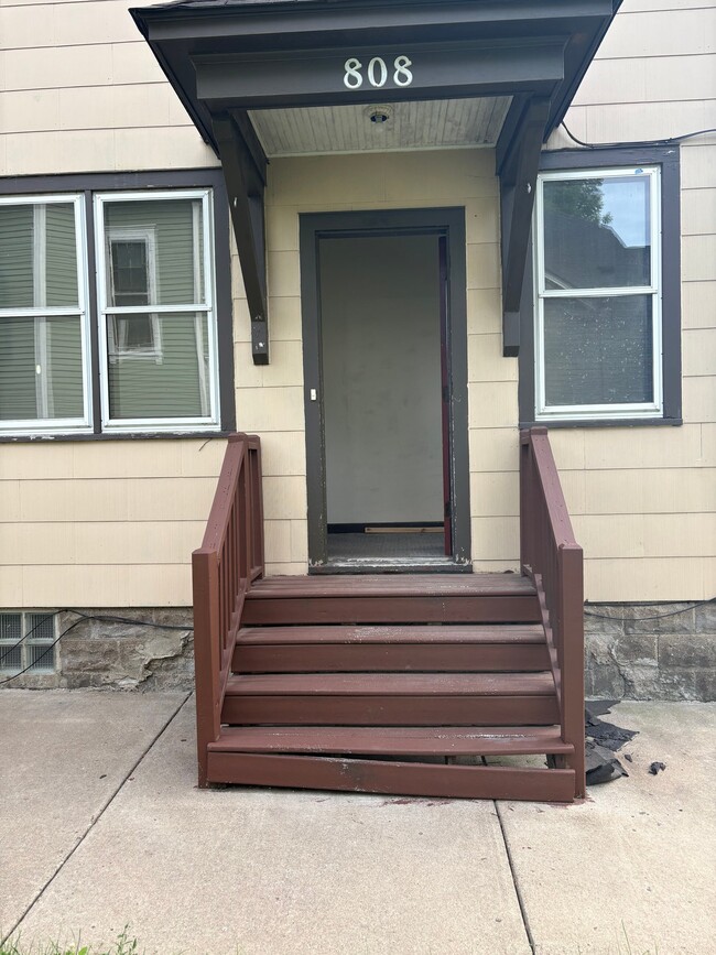 Building Photo - 808 W 5th St