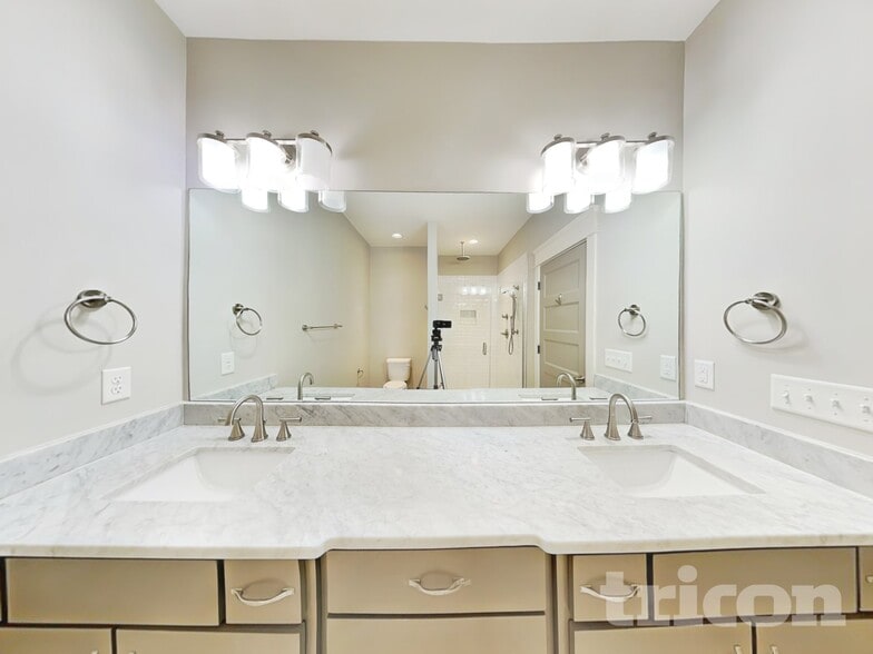 Building Photo - 1216 Hillwood Private Cove