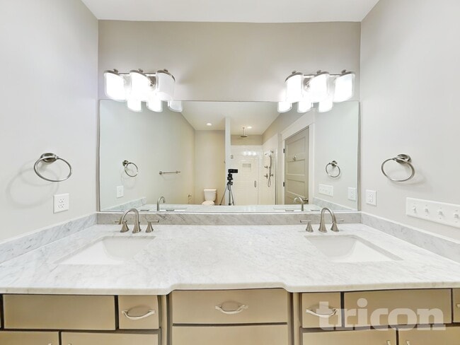 Building Photo - 1216 Hillwood Private Cove