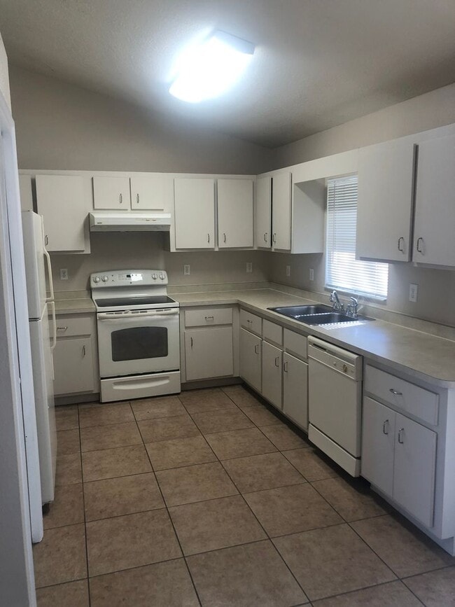 Building Photo - *** NOT AVAILABLE TO SHOW BEFORE MAY 15TH *** Great Location - SE Ocala Home 3/2/2 **Won't Last***