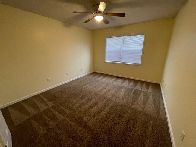 Building Photo - Foxchase Subdivision - End Unit!