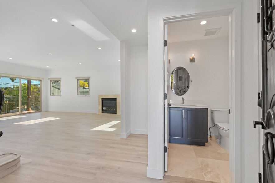 Building Photo - 11474 Moorpark St