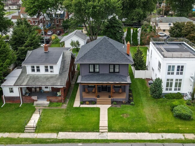 Building Photo - 608 N Front St