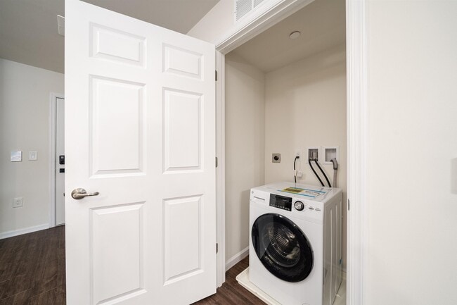 Building Photo - 162-170 S Orange Ave