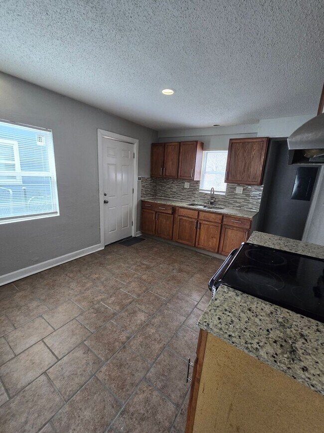 Building Photo - 2 bedrooms 1 bath renovated ready for move in