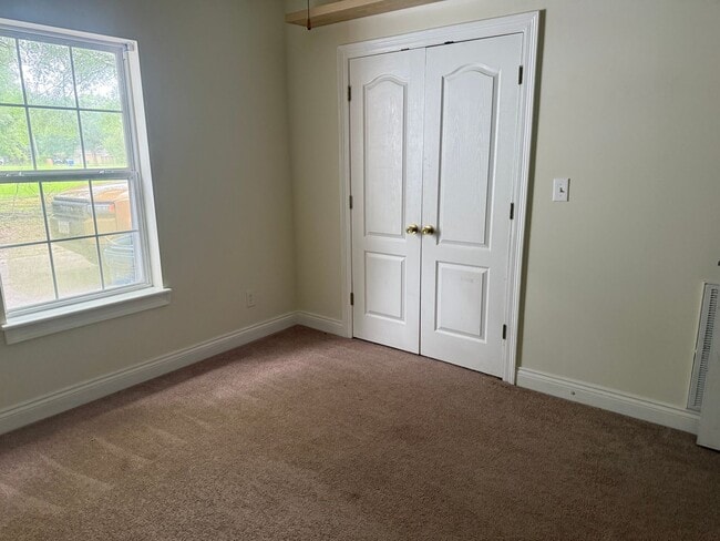 Building Photo - 252 Dedria Ln