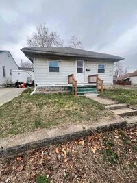 Building Photo - 3br/1ba with bonus space