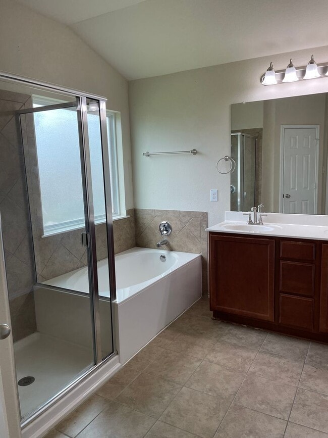 Building Photo - Application Received! 3 bed, 2 bath with B...