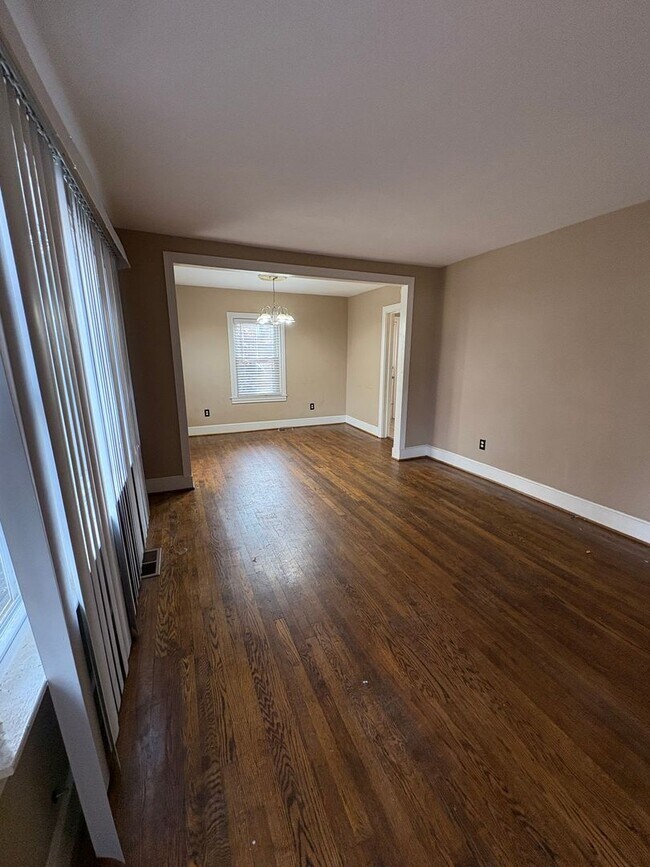 Building Photo - 4 Bedroom 2 Bath Bungalow home in Greenville