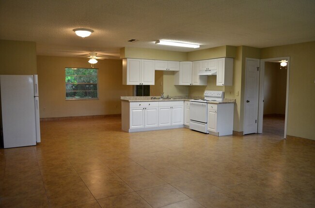 Building Photo - Beautiful Home in a Great Neighborhood!
