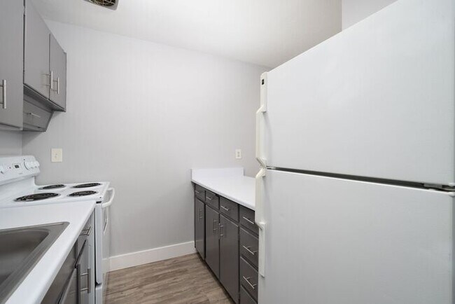 Building Photo - MOVE IN SPECIAL 1ST MONTH RENT FREE!! 2 bedroom unit!!