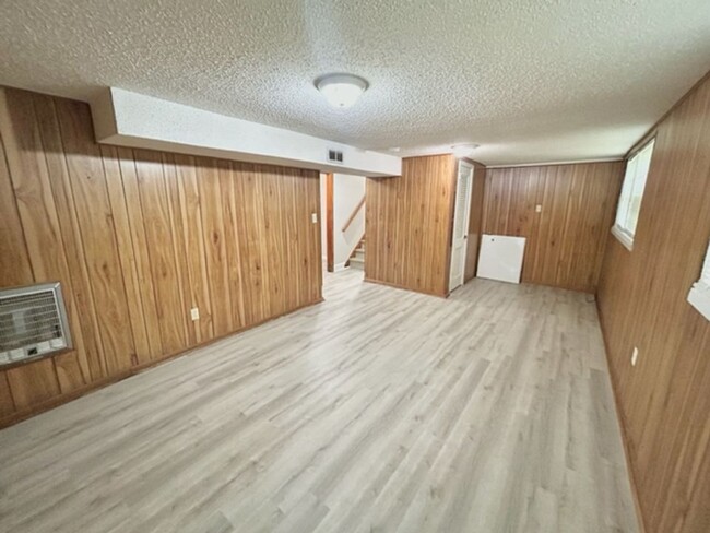 Building Photo - THREE BEDROOM/TWO BATH SPACIOUS HOME - CON...