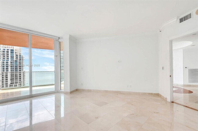 Building Photo - 300 South Pointe Dr