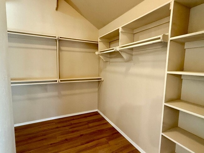 Building Photo - Beautiful 4 Bed, 2 Bath, 3 Car Home in Edm...