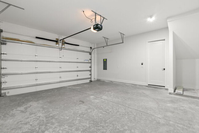 Building Photo - LIKE NEW Luxury Townhome For Rent in Tampa...