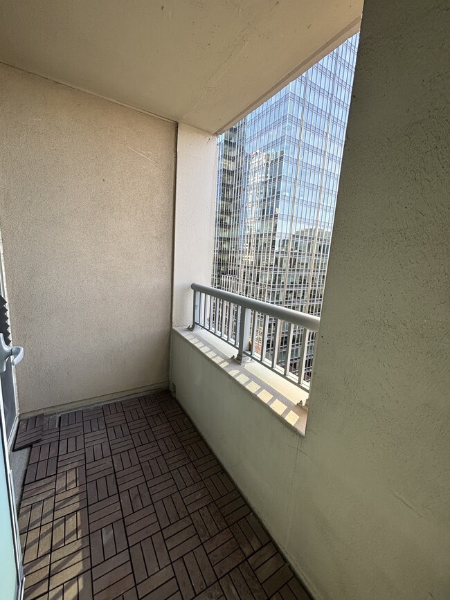 Building Photo - 345 N La Salle Dr