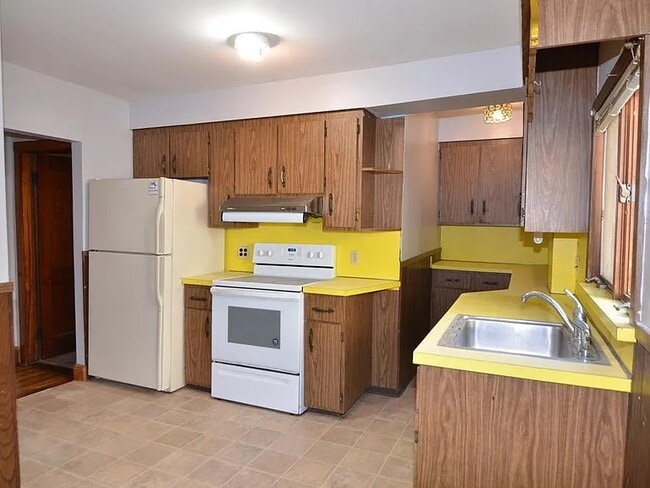Building Photo - 16 Newport Ter