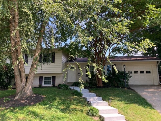 Building Photo - Nice SF 4bed+ 3 bath / close to Metro