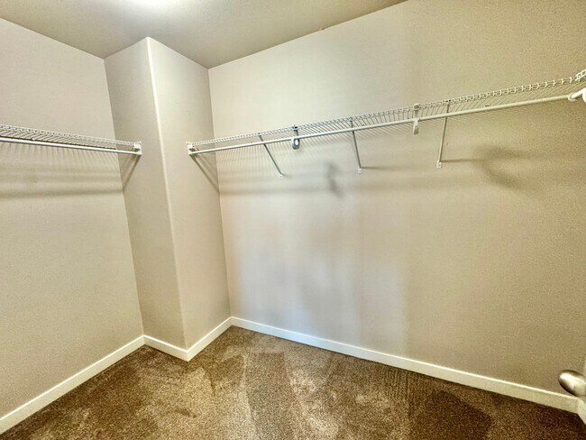 Building Photo - Ask about free rent... Nearly New, wonderf...