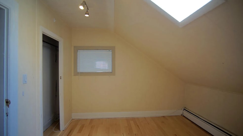 Building Photo - 48 America St