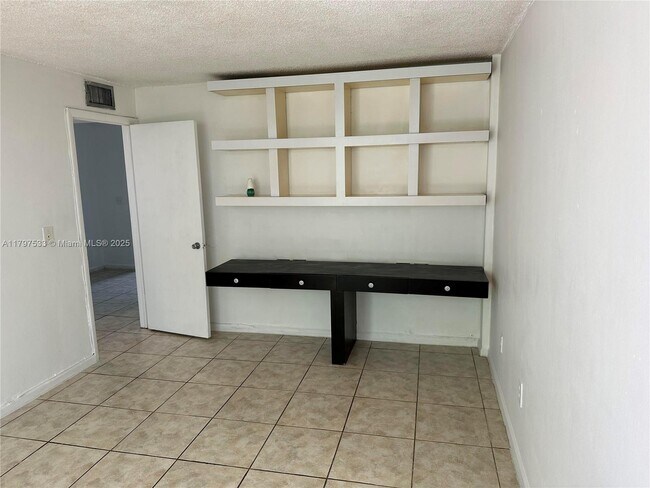 Building Photo - 1801 S Treasure Dr