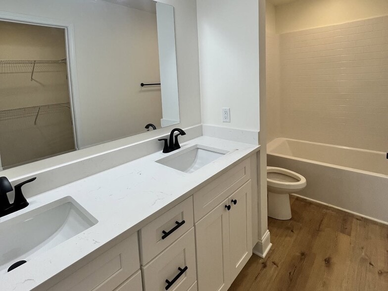 Building Photo - 122 E Grand St