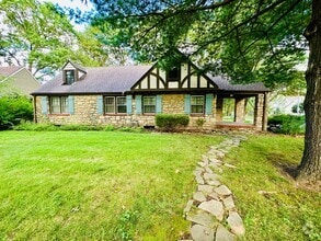 Building Photo - {8100} Picture Perfect Leawood Cottage + C...