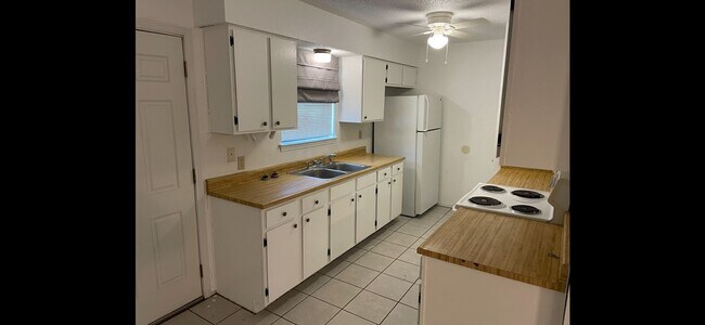 Building Photo - 306 Sun Flower Dr