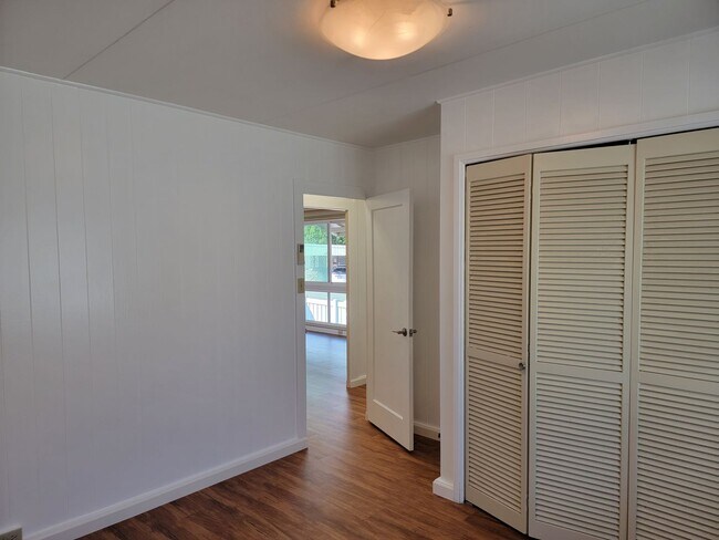 Building Photo - Large Upstairs Unit, Split AC, Renovated