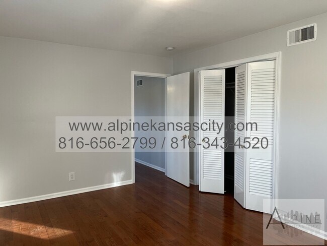 Building Photo - Spacious Gladstone Ranch!