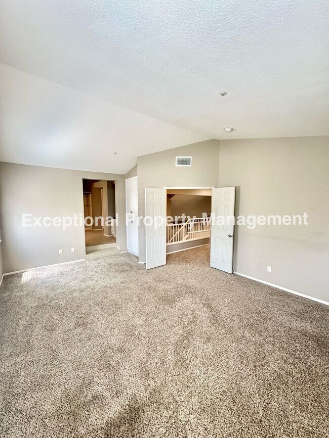 Building Photo - Great 4 bed 3 bath home in Fontana