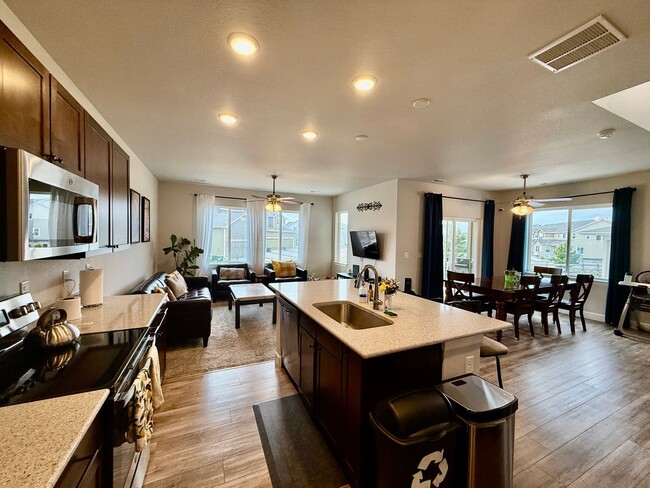 Building Photo - Beautiful Modern 3-Bedroom, 2.5 bath Townh...
