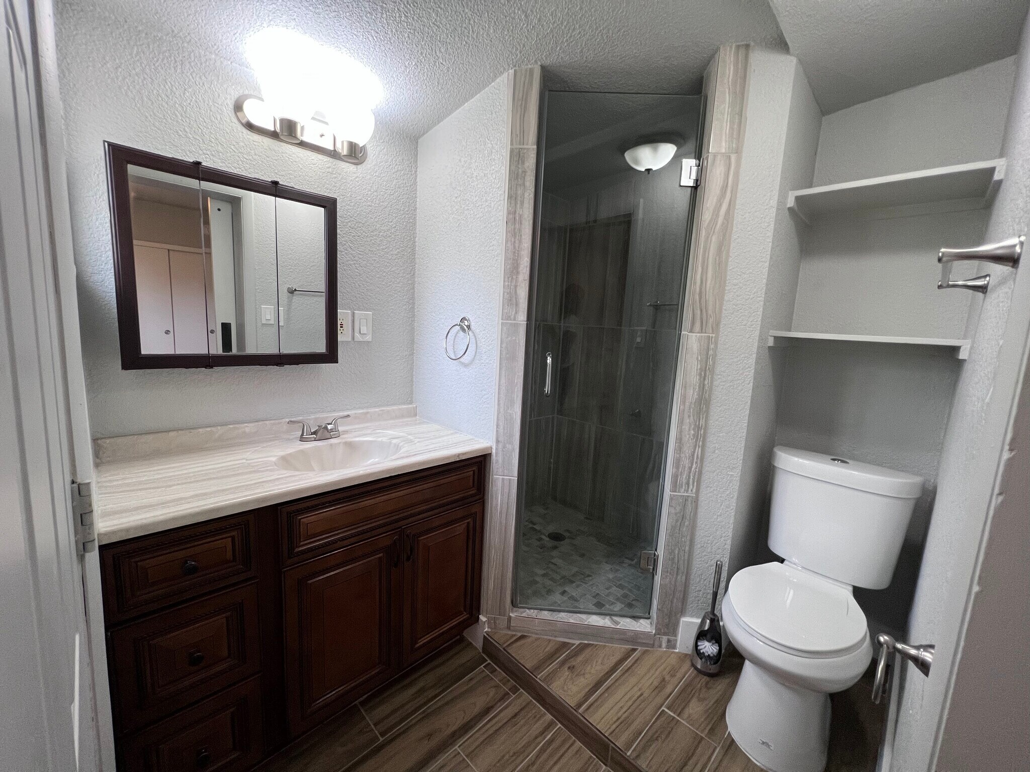 Ensuite bathroom 2 - 1405 S Farmer Ave