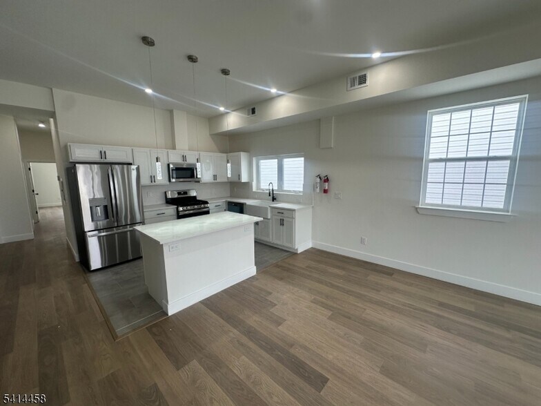 Building Photo - 14 Nelson Pl