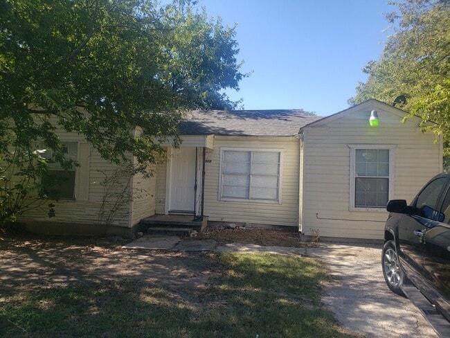 Building Photo - Single Family Home Available 76119