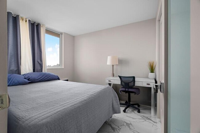 Building Photo - 2400 NE 9th St