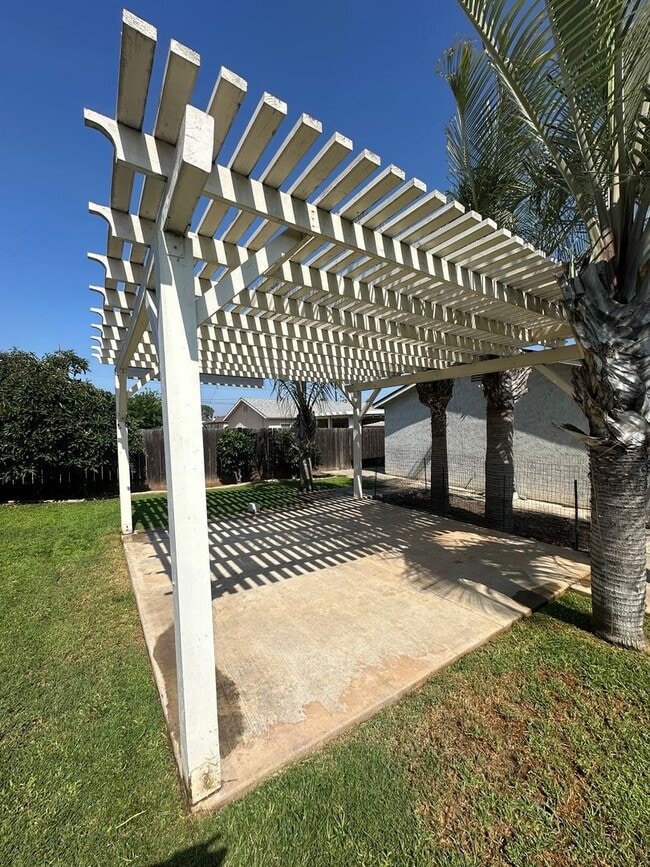 Building Photo - Beautifully landscaped 3BR/2BA house in La...