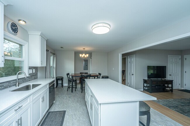 Building Photo - Charming Hanahan Ranch with Hardwood Floor...