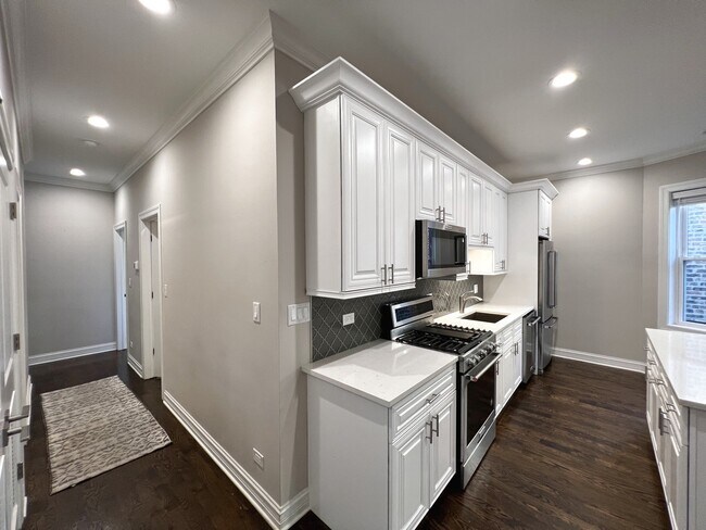 Building Photo - 1744 W Winnemac Ave