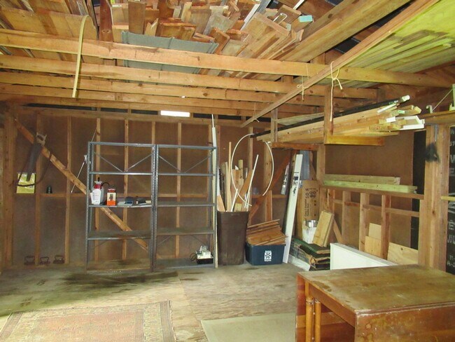 Building Photo - Lovely 2br bungalow with screened porch an...