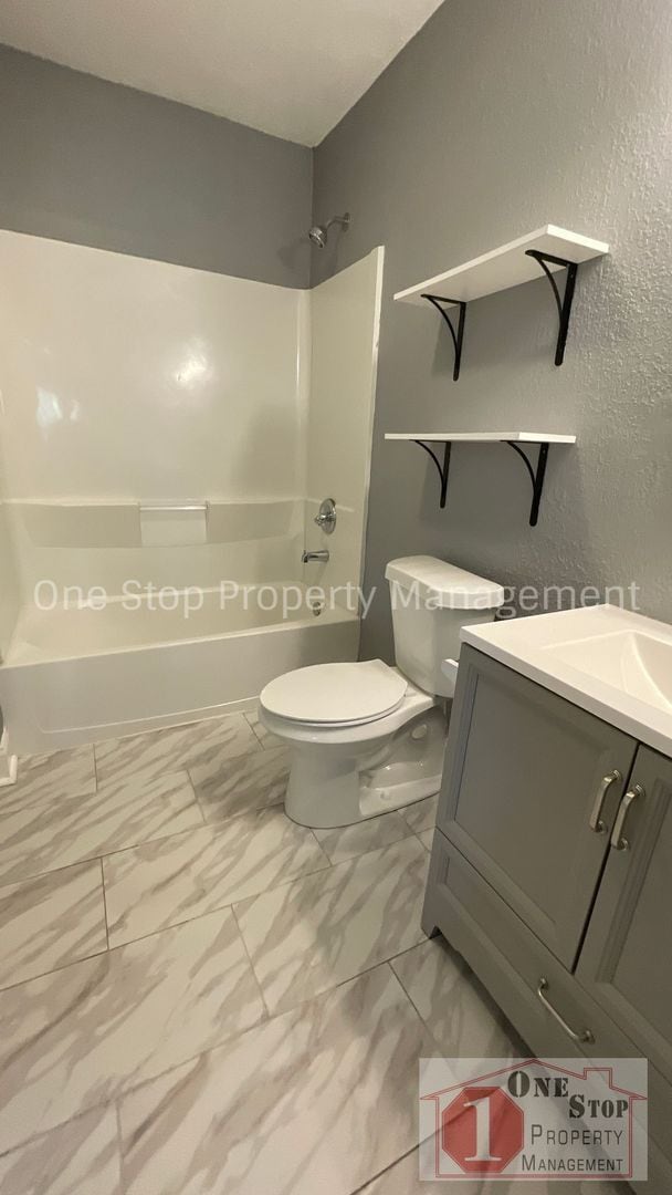Building Photo - Beautiful 4 Bedroom 2.5 Bathroom Home in K...