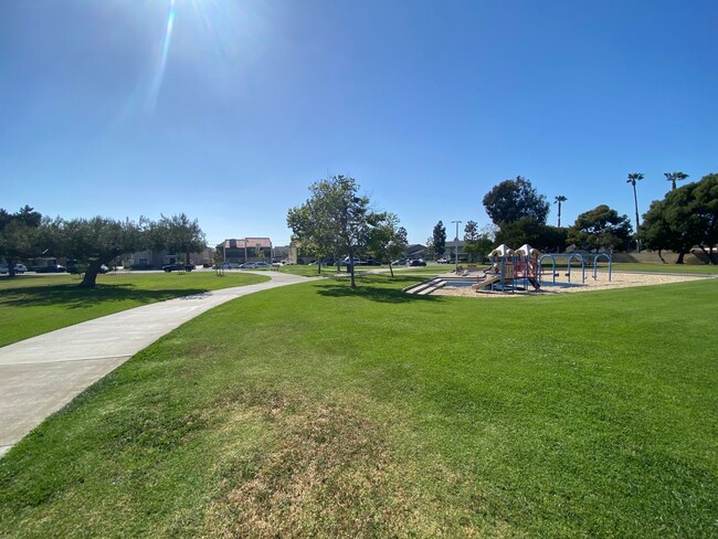 Building Photo - Two Bedroom Huntington Beach Townhouse w/ ...