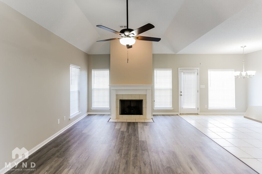 Building Photo - 540 Classic Dr N