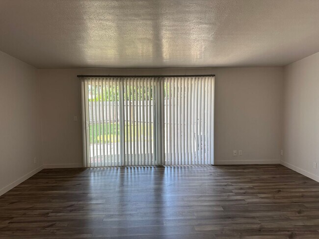 Building Photo - Beautifully updated 2 bedroom 1 bath duplex in a great neighborhood!