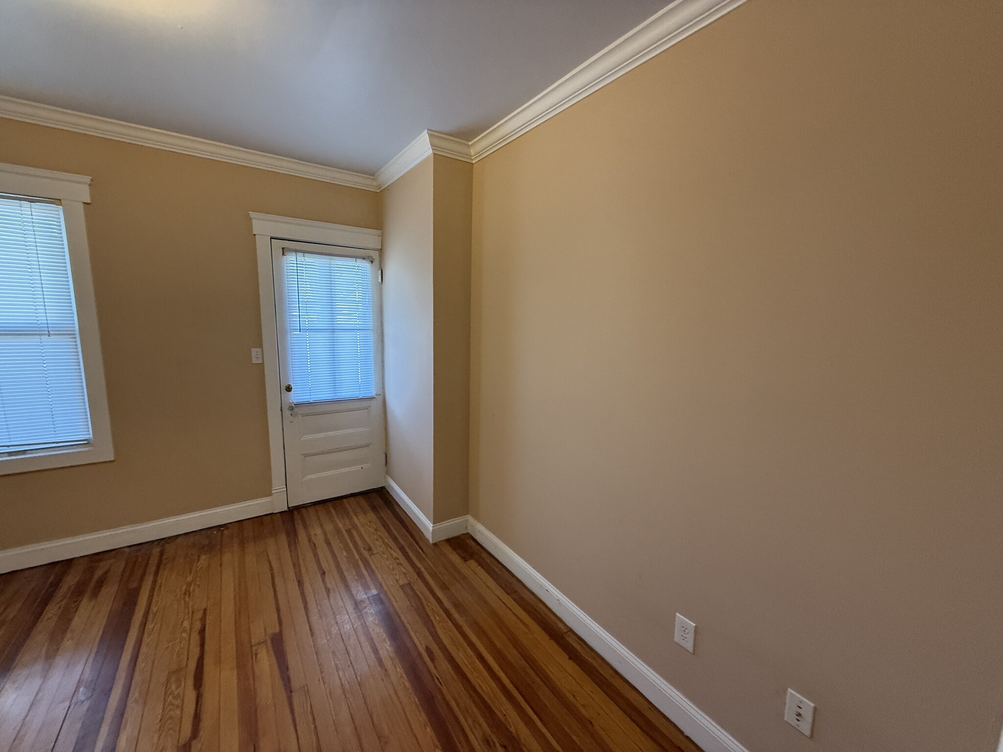 Room 1 with access to front porch - 226 Hamilton St